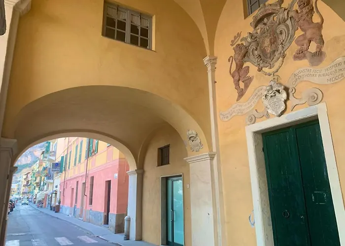 Apartament Historic Building By The Sea Finale Ligure